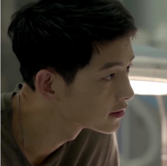 宋仲基舉牌照生成器