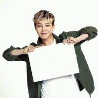 權(quán)志龍舉牌照空白素材