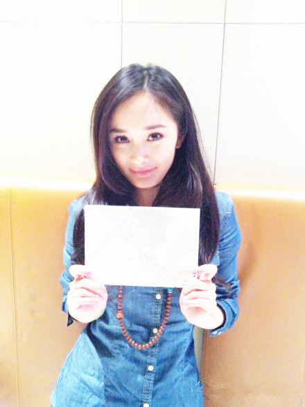 楊冪舉牌照空白素材