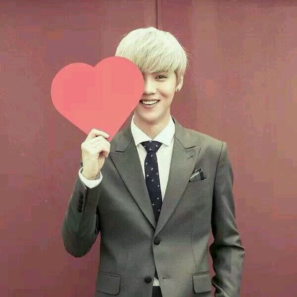 鹿晗舉牌照空白素材