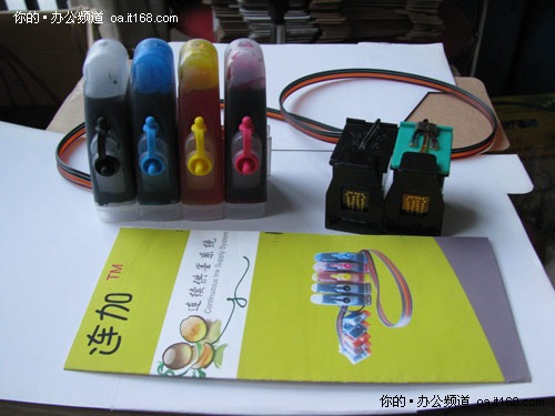 打印墨水由墨基和著色劑組成