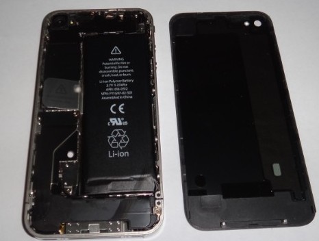 松開iphone4下方兩個螺絲