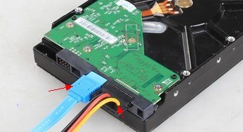 硬盤接線細(xì)的是數(shù)據(jù)線，傍邊的是電源線