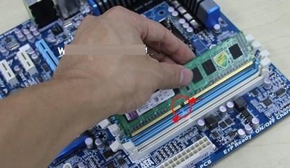 安裝內(nèi)存時對好主板上的放呆接口，然后安裝進(jìn)去就行了