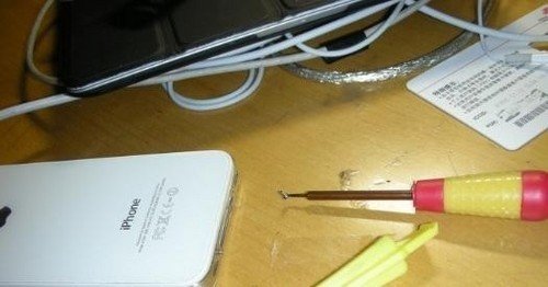 自己動(dòng)手為iPhone 4s換電池的圖解教程_綠色資源網(wǎng)