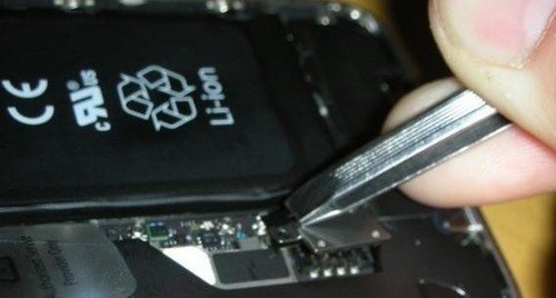 自己動(dòng)手為iPhone 4s換電池的圖解教程_綠色資源網(wǎng)